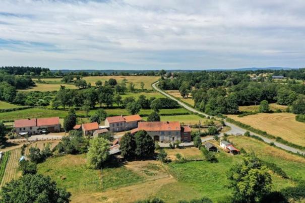 Roue D'Escampette Gite D'Etape Et De Sejour Champagnat  Экстерьер фото